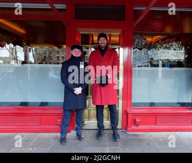 Londres, Grand Londres, Angleterre, mars 12 2022: Souriants portiers sécurité dans les vêtements d'hiver à l'extérieur d'un restaurant sur Kings Road Banque D'Images