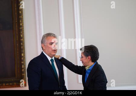 Le président colombien Ivan Duque (à gauche) réagit lors d'un entretien avec la mairesse de Bogota Claucia Lopez (à droite) lors de la présentation sur le développement des infrastructures pour les entrées des routes de Bogota et la région centrale de la Colombie, présentée par la ministre des Transports Angela Maria Orozco et la mairesse de Bogota Claudia Lopez. À Bogota, Colombie. 1 avril 2022. Photo de: Sebastian Barros/long Visual Press Banque D'Images