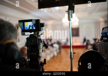 Une caméra de télévision en direct du bureau de presse présidentiel diffuse le président colombien Ivan Duque lors de la présentation sur le développement des infrastructures pour les entrées de la route de Bogota et la région centrale de la Colombie, présentée par la ministre des Transports Angela Maria Orozco et la mairesse de Bogota Claudia Lopez. À Bogota, Colombie. 1 avril 2022. Photo de: Sebastian Barros/long Visual Press Banque D'Images