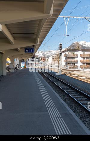 Davos, Suisse, 23 mars 2022 porte de la gare centrale du centre-ville Banque D'Images