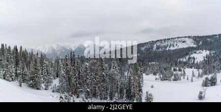 La neige couvre les montagnes Sawtooth, dans l'aire de loisirs nationale Sawtooth, Stanley, Idaho Banque D'Images