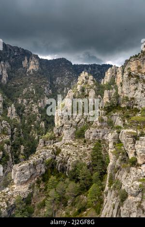 Poutres de lumière sur les falaises de calcaire au parc naturel des ports els , espagne Banque D'Images