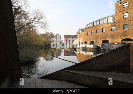 Vue depuis la réserve naturelle de Camley le long du canal Regents, après Coal Drops Yard et vers les nouveaux appartements Gasholder, dans le nord de Londres, Royaume-Uni Banque D'Images