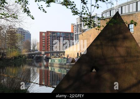 Vue depuis la réserve naturelle de Camley le long du canal Regents, après Coal Drops Yard et vers les nouveaux appartements Gasholder, dans le nord de Londres, Royaume-Uni Banque D'Images