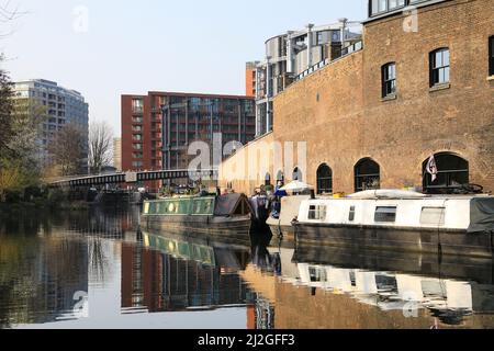 Vue depuis la réserve naturelle de Camley le long du canal Regents, après Coal Drops Yard et vers les nouveaux appartements Gasholder, dans le nord de Londres, Royaume-Uni Banque D'Images