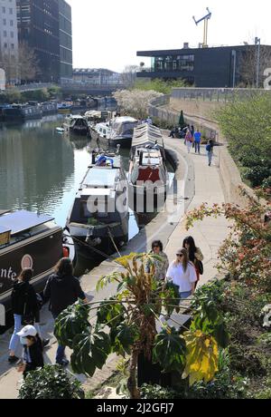 Le chemin de halage près du canal Regents au soleil du début du printemps, au large de Granary Square à Kings Cross, dans le nord de Londres, Royaume-Uni Banque D'Images