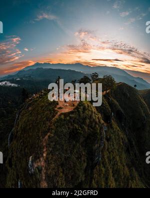 Un tir de drone aérien vertical de Little Adams Peak au lever du soleil au Sri Lanka Banque D'Images