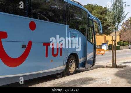 S'Arenal, Espagne; mars 13 2022: Bus du voyagiste TUI, garée dans la ville de Majorcan de s'Arenal, Espagne Banque D'Images