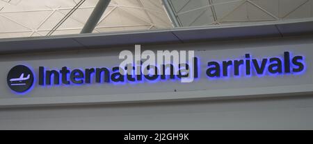 Londres, Royaume-Uni. 16 mars 2022 : un signe des arrivées internationales à l'aéroport de Stansted. Banque D'Images