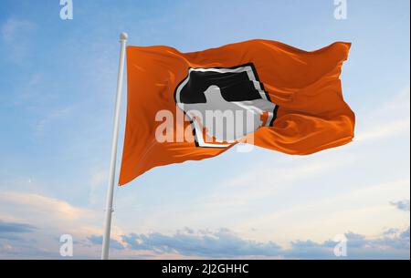 Drapeau de divinopolis , Brésil à ciel nuageux sur fond de coucher de soleil, vue panoramique.Voyage brésilien et patriote concept. Espace de copie pour large bannière.3d Banque D'Images