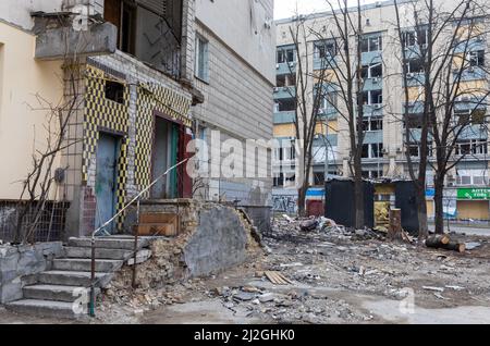 Kiev, Ukraine. 31st mars 2022. Entrée endommagée de la maison de Kiev. Les forces russes poursuivent leur invasion à grande échelle en Ukraine en endommageant des bâtiments civils à Kiev par des tirs de missiles. Crédit : SOPA Images Limited/Alamy Live News Banque D'Images