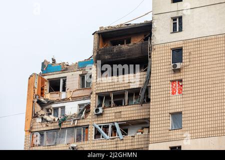 Kiev, Ukraine. 31st mars 2022. Appartement en ruines et fenêtres cassées sur un bâtiment résidentiel endommagé par la chute de débris suite à une attaque à la roquette russe sur Kiev. Les forces russes poursuivent leur invasion à grande échelle en Ukraine en endommageant des bâtiments civils à Kiev par des tirs de missiles. Crédit : SOPA Images Limited/Alamy Live News Banque D'Images