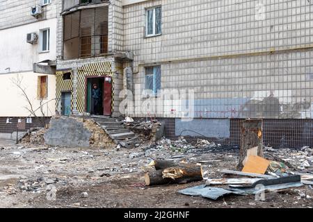 Kiev, Ukraine. 31st mars 2022. Entrée endommagée de la maison de Kiev. Les forces russes poursuivent leur invasion à grande échelle en Ukraine en endommageant des bâtiments civils à Kiev par des tirs de missiles. Crédit : SOPA Images Limited/Alamy Live News Banque D'Images