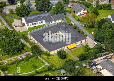 Vue aérienne, maison pour les personnes âgées Hans-Jürgen-Janzen-Haus à Frömern, Fröndenberg/Ruhr, région de la Ruhr, Rhénanie-du-Nord-Westphalie, Allemagne, la maison pour l'aîné Banque D'Images