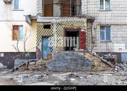 Kiev, Ukraine. 31st mars 2022. Entrée endommagée de la maison de Kiev. Les forces russes poursuivent leur invasion à grande échelle en Ukraine en endommageant des bâtiments civils à Kiev par des tirs de missiles. Crédit : SOPA Images Limited/Alamy Live News Banque D'Images