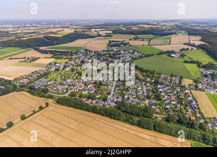 Vue aérienne, vue locale et Eglise Saint-Jean et Sybrechtplatz dans le district de Frömern, Fröndenberg/Ruhr, région de la Ruhr, Rhénanie-du-Nord-Westphalie, Germa Banque D'Images