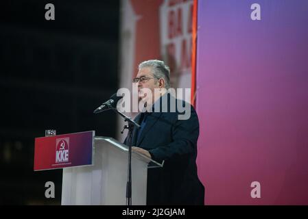 Athènes, Grèce. 1st avril 2022. Parti communiste grec KKE Secrétaire général DIMITRIS KOUTSOUMPAS dhabille le discours des membres du parti. Koutsoumpas a appelé à un rassemblement contre la guerre devant le Parlement pour condamner la guerre contre l'Ukraine ainsi que les politiques impérialistes de tous les côtés. (Credit image: © Nikolas Georgiou/ZUMA Press Wire) Banque D'Images