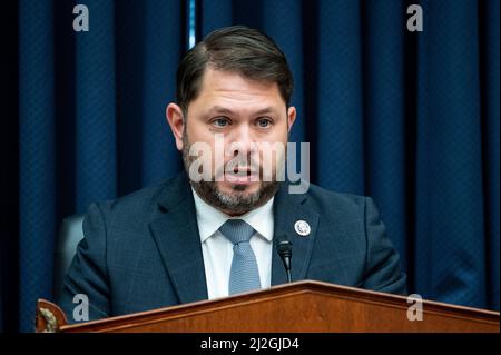 Washington, États-Unis. 01st avril 2022. Le représentant américain Ruben Gallego (D-AZ) prend la parole lors d'une audience du Comité des services armés de la Chambre des communes. Crédit : SOPA Images Limited/Alamy Live News Banque D'Images