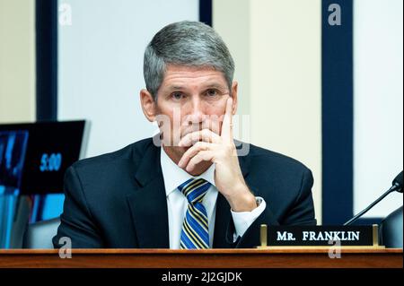 Washington, États-Unis. 01st avril 2022. Le représentant des États-Unis, Scott Franklin (R-FL), prend la parole à l'audience du Comité des services armés de la Chambre des communes. Crédit : SOPA Images Limited/Alamy Live News Banque D'Images