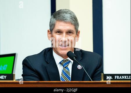 Washington, États-Unis. 01st avril 2022. Le représentant des États-Unis, Scott Franklin (R-FL), prend la parole à l'audience du Comité des services armés de la Chambre des communes. Crédit : SOPA Images Limited/Alamy Live News Banque D'Images