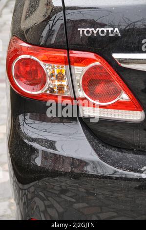 Détail de voiture Toyota phares lampe, noir moderne une voiture de luxe rouge Istambul Maltepe août 01 2009 Banque D'Images