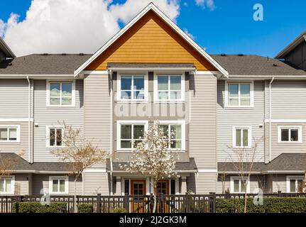 Les maisons modernes de quartier avec en Colombie-Britannique, Canada. Architecture résidentielle moderne canadienne. Personne, photo de rue Banque D'Images