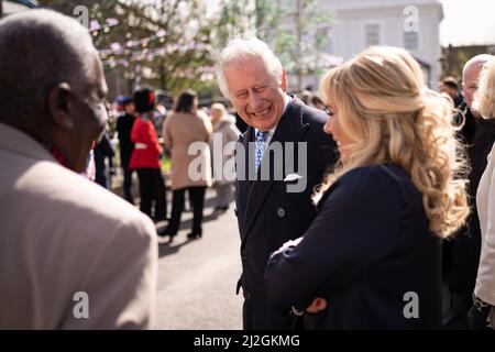 Le Prince de Galles avec Letitia Dean et Rudolph Walker lors d'une visite du set d'EastEnders dans les studios de la BBC à Elstree, Hertfordshire. Date de la photo: Jeudi 31 mars 2022. Banque D'Images