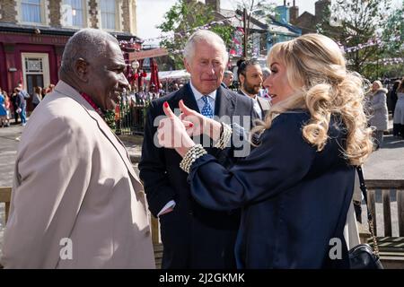 Le Prince de Galles avec Letitia Dean et Rudolph Walker lors d'une visite du set d'EastEnders dans les studios de la BBC à Elstree, Hertfordshire. Date de la photo: Jeudi 31 mars 2022. Banque D'Images