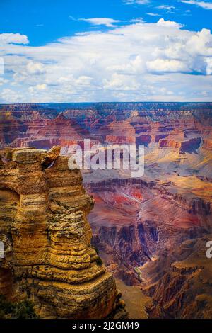 Le Grand Canyon - magnifique vue verticale sur le fleuve Colorado qui traverse les profondeurs avec soleil en fin d'après-midi mettant en valeur les falaises Banque D'Images