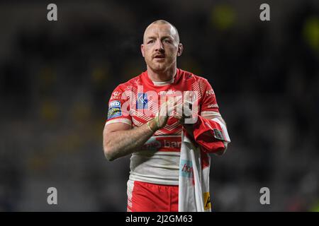 James Roby #9 de St Helens applaudit les supporters itinérants à la fin du match après que son côté a battu Leeds Rhinos 0-26 sur son apparence de joueur en 500th Banque D'Images