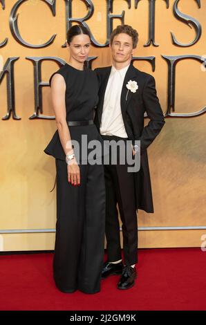 Katherine Waterston et Eddie Redmayne arrivent en mars à la première mondiale « Fantastic Beasts: The Secret of Dumbledore » au Royal Festival Hall Banque D'Images