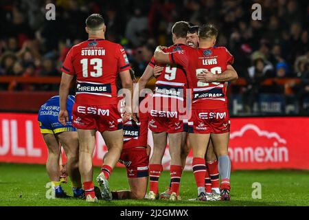Les joueurs de Hull KR fêtent avec les fans après le coup de sifflet final Banque D'Images