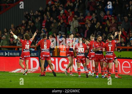Les joueurs de Hull KR fêtent avec les fans après le coup de sifflet final Banque D'Images