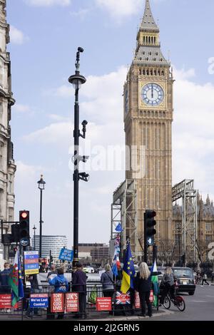 Manifestations du gouvernement britannique. Des manifestants du gouvernement à Whitehall, Westminster protestant devant le Parlement, Westminster London, Royaume-Uni Banque D'Images