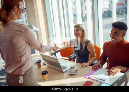 Une candidate à un emploi se fait connaître auprès d'une commission dans une atmosphère agréable lors d'une entrevue. Entreprise, personnes, entreprise Banque D'Images