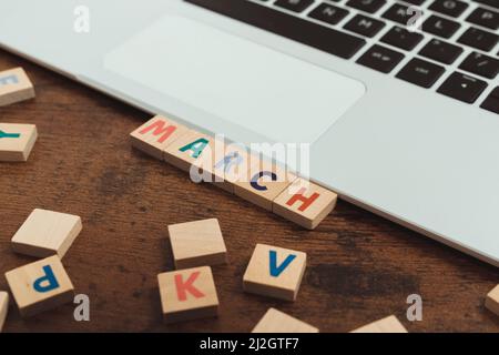 MOT DE MARS fait de lettres de l'alphabet en bois vocabulaire jeu placé sur la table saisons de l'année concept . Photo de haute qualité Banque D'Images