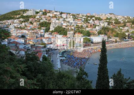 ULCINJ, MONTÉNÉGRO - 13 JUILLET 2017 : minaret de la mosquée de Seaman sur la promenade de la plage bondée de Mala Plaza, Monténégro Banque D'Images