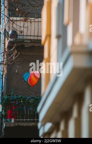 Peinture d'autocollants en forme de coeur sur un balcon de terrasse de bâtiment. Signe d'amour et de paix. . Photo de haute qualité Banque D'Images