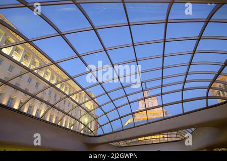 SOFIA, BULGARIE - 31 JUILLET 2017 : les bureaux de l'Assemblée nationale à Sofia, il a vu à travers la structure du dôme de verre moderne, Bulgarie Banque D'Images