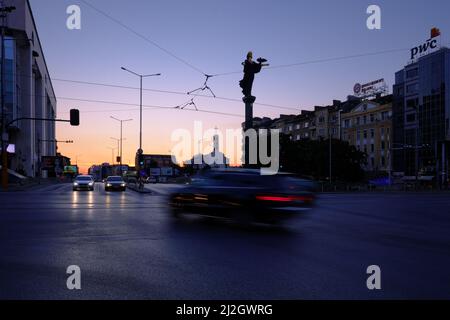 SOFIA, BULGARIE - 02 AOÛT 2017 : monument de la silhouette de Sainte-Sophie et feux de voitures de mouvement sur le carrefour du centre-ville de Sofia en soirée Banque D'Images