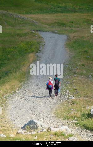 Jeune couple de randonneurs avec sac à dos marchant sur le chemin pierreux, Monténégro Banque D'Images