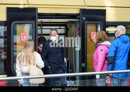 Berlin, Allemagne. 1st avril 2022. Un passager portant un masque facial s'arrête à Berlin, capitale de l'Allemagne, le 1 avril 2022. La plupart des restrictions de la COVID-19 ont été abandonnées à Berlin depuis vendredi. Seul un certain nombre de protections dites de base s'appliquent encore, ce qui inclut l'obligation de porter des masques dans les transports publics et dans les installations telles que les cabinets de médecins, les hôpitaux, les cliniques de jour, etc. Crédit: Stefan Zeitz/Xinhua/Alay Live News Banque D'Images