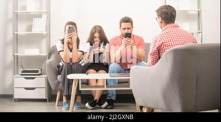 réunion parent-enseignant. père mère et enfant à la session du psychologue. thérapie familiale Banque D'Images