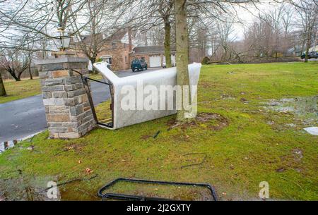 Bedminster, États-Unis. 01st avril 2022. Une partie supérieure d'un pick-up repose sur une pelouse avant après les orages ont causé des dommages importants aux maisons et aux biens dans la région et a renversé 150 maisons électriques le vendredi 01 avril 2022 à Bedminster, Pennsylvanie. Le Service météorologique national enquête sur la question de savoir si une tornade a effectivement touché le sol et a été la cause des dommages. Crédit : William Thomas Cain/Alay Live News Banque D'Images