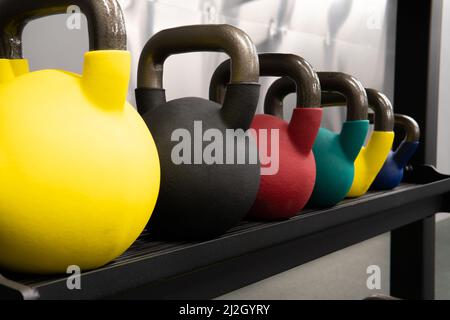 Concept d'isolation de poids de kettlebell jaune, pour une forme physique adaptée au style de vie et aux muscles, simple, de pluie croisée. Couleurs assorties, tudio, compétition Banque D'Images