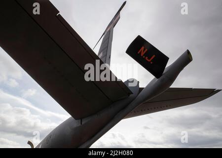 Un KC-135R Stratotanker de la U.S. Air Force avec la 108th Escadre de la Garde nationale aérienne du New Jersey est prêt pour un vol d'entraînement sur la base interarmées McGuire-dix-Lakehurst (New Jersey), le 31 mars 2022. Les Stratotankers affectés aux « Tigers » de l'escadron de ravitaillement en air 141st permettent à l'escadre de soutenir le Commandement de la mobilité aérienne par le ravitaillement en plein air et le soutien des ponts aériens pour les opérations d'urgence à l'étranger et la défense du territoire. (É.-U. Photo de la Garde nationale aérienne par le Sgt. Matt Hecht) Banque D'Images