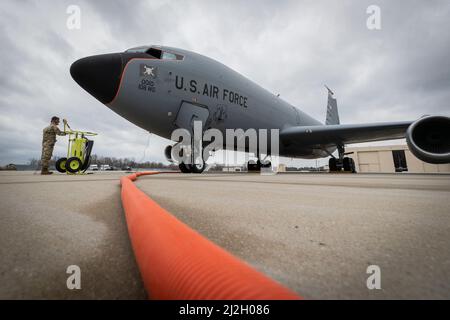 Un KC-135R Stratotanker de la U.S. Air Force avec la 108th Escadre de la Garde nationale aérienne du New Jersey est prêt pour un vol d'entraînement sur la base interarmées McGuire-dix-Lakehurst (New Jersey), le 31 mars 2022. Les Stratotankers affectés aux « Tigers » de l'escadron de ravitaillement en air 141st permettent à l'escadre de soutenir le Commandement de la mobilité aérienne par le ravitaillement en plein air et le soutien des ponts aériens pour les opérations d'urgence à l'étranger et la défense du territoire. (É.-U. Photo de la Garde nationale aérienne par le Sgt. Matt Hecht) Banque D'Images