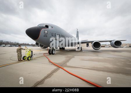 Un KC-135R Stratotanker de la U.S. Air Force avec la 108th Escadre de la Garde nationale aérienne du New Jersey est prêt pour un vol d'entraînement sur la base interarmées McGuire-dix-Lakehurst (New Jersey), le 31 mars 2022. Les Stratotankers affectés aux « Tigers » de l'escadron de ravitaillement en air 141st permettent à l'escadre de soutenir le Commandement de la mobilité aérienne par le ravitaillement en plein air et le soutien des ponts aériens pour les opérations d'urgence à l'étranger et la défense du territoire. (É.-U. Photo de la Garde nationale aérienne par le Sgt. Matt Hecht) Banque D'Images