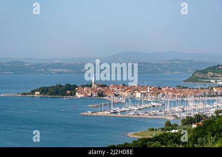 Vue panoramique sur la ville balnéaire de la côte Adriatique à Izola, en Slovénie Banque D'Images