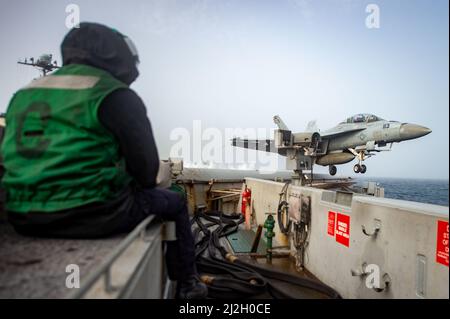 220314-N-BP862-2027 MER IONIENNE (MAR. 31, 2022) un F/A-18F Super Hornet, attaché aux "rippers rouges" de l'escadron de chasseurs Strike (VFA) 11, sort du pont de vol du porte-avions de la classe Nimitz USS Harry S. Truman (CVN 75), à l'appui de l'exercice INIOCHOS 22, 31 mars 2022. INIOCHOS est l'exercice de combat aérien à grande échelle de la Force aérienne hellénique dans lequel les participants effectuent des missions aériennes complexes telles que des opérations de contre-air offensives, des opérations de défense aérienne, des opérations de contre-surface, y compris la contribution de l'énergie aérienne aux opérations terrestres et la contribution de l'énergie aérienne au secteur maritime Banque D'Images